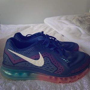NIKE SNEAKERS! Like new! Super comfortable!
